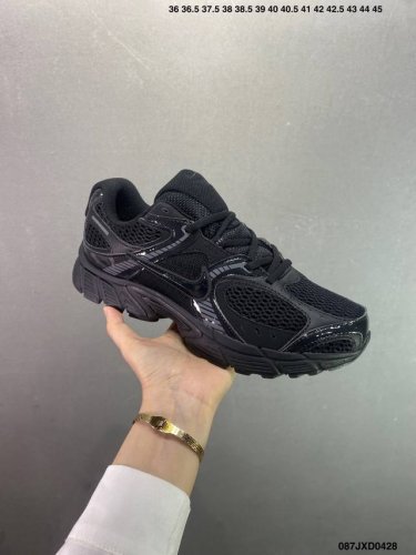 公司级Nk V5 Rnr系列 白棕 复古Y3K风格舒适百搭跑步鞋 融合了复古与现代设计元素，轻量化设计，鞋面采用透气网眼材料，搭配轻质泡沫中底，缓震舒适，适合日