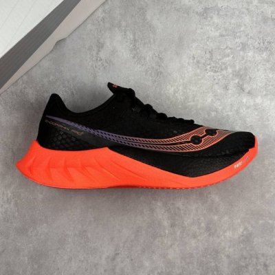 本地 核心私 公司级Saucony索康尼 Endorphin pro 4系列 低帮缓震跑步鞋 索康尼推出的跑鞋是一款外观激进但脚感舒适的跑鞋 采用了全新的中底设
