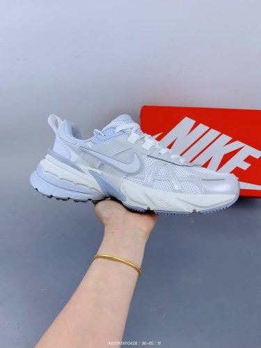 Nike V2K Run 复古单品 复古老爹鞋跑步鞋 鞋款被命名为 Runtekk 设计上借鉴了 年的跑鞋风格 配色上以金属银为主调 简练又有复古运动气质 材质