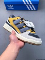 公司级！Adidas Originals Forum 0 舒适百搭复古休闲板鞋 Adidas Forum 0 其鞋面采用了高品质的皮革材质，并巧妙地融入了亮色元