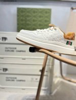 gucci 古驰顶级进口材料 极为亲肤舒适 摸上去非常的细腻 版型上很正 进口牛皮+真皮内里+几何构图案 奢华生动 图案透气不闷热 更为牢固耐穿 色彩更为鲜艳绚