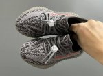 专G版椰子350V2真爆鞋带扣儿童一脚蹬运动鞋 Size：24-35码 专柜版来咯 真爆米花系列脚感超级棒 软弹效果一绝 针织鞋面，透气舒适好打理 鞋带扣设计，