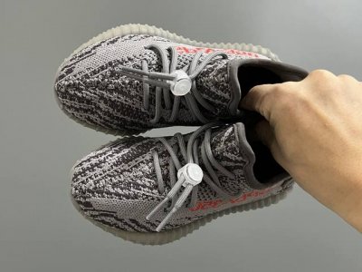 专G版椰子350V2真爆鞋带扣儿童一脚蹬运动鞋 Size：24-35码 专柜版来咯 真爆米花系列脚感超级棒 软弹效果一绝 针织鞋面，透气舒适好打理 鞋带扣设计，