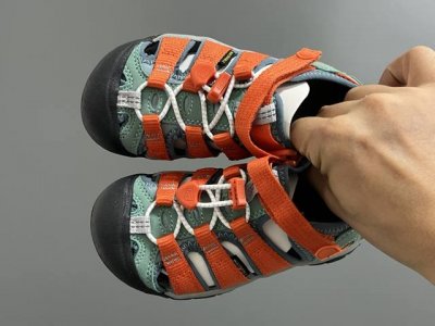 海外版 Keen 科恩溯溪两穿儿童凉鞋 Size：26-37码 海外代购版 这鞋型太好看啦丑萌丑萌感 魔术贴松紧带设计，方便调节 溯溪两穿橡胶耐磨大底，抓地力超