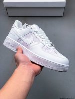 原楦数据纸版，采用硬质优质皮革鞋面材质，内置全掌Air Sole气垫。耐克 Nike Air Force 1 Low 空军一号低帮百搭休闲运动板鞋 041248