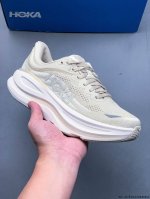 Hoka One One Bondi 9 余文乐同款 新款缓震跑鞋 万众期待的Bondi系列终于迎来了更新，作为Hoka缓震跑鞋的杠把子，Bondi缓震性能非常