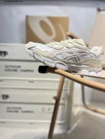 Asics Gel-Nyc 亚瑟士经典跑鞋 如今机能风和户外风吹得正劲，便是主打“Urban Outdoor机能越野风格”，城市和户外场景都能轻松应对。关键是跑