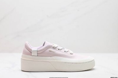 真标Adidas Labcourt 百搭休闲轻松舒适 耐磨透气低帮 板鞋 鞋面使用了绒毛麂皮 鞋面和鞋底连接处使用了包边处理 看起来更加精致有型 内里也使用了光