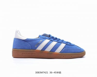 Handball Spezial 低帮学院风复古休闲板鞋 德训鞋 橡胶底柔软皮革经典运动鞋板鞋。圆头、缝合拼接设计、正面绑带、鞋舌部位附有标贴、经典三条杠装饰鞋