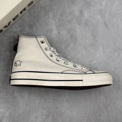 本地 核心私 Noritake X Converse S 插画师联名 匡威高帮休闲板鞋 #Noritake 手绘元素 X 耐磨帆布材质，低调中藏着治愈细节。黑白