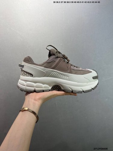 公司级耐克Nike Zoom Vomero Roam 马拉松复古跑五代休闲运动慢跑鞋 采用环保纤维革饰片组合网眼布鞋面材质 升级正确后跟Tpu加固 耐弯折热塑框