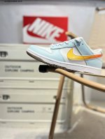 耐克Nike Dunk Low 板鞋Sb系列经典百搭休闲运动板鞋加厚鞋舌的填充 使舒适性大大提升 同时也更方便穿脱中底部分则加入了脚感柔软舒适Zoomair气垫
