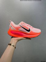 公司级Nk Air Zoom Vomero 18 轻便舒适公路跑步鞋 Hm6803-001 质感柔软 弹力充沛 助力一路畅跑 乐享不停 厚实泡绵缔造舒适的回弹效