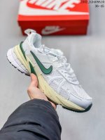 Nike V2K Run 复古单品 全新批次 纯原级别 复古老爹鞋跑步鞋 鞋款被命名为 Runtekk 设计上借鉴了 2000 年的跑鞋风格 配色上以金属银为主
