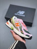 New Balance Mr740 Nb新百伦系列复古老爹风休闲运动慢跑鞋。采用轻质牛剖革拼接透气网眼衬垫织物鞋面材质 T-Beam大底提供足步弓支撑 保持步态
