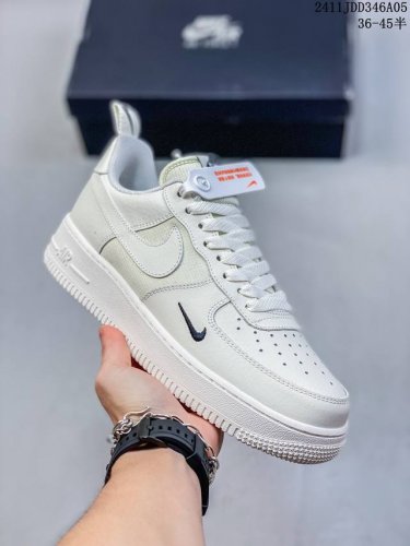 真标带半码耐克Nike AIR FORCE 7 空军一号低帮百搭休闲运动板鞋。柔软、弹性十足的缓震性能和出色的中底设计，横跨复古与现代的外型结合，造就出风靡全球