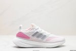 公司级阿迪达斯adidas Pureboost 22爆米花缓震中底跑步鞋。鞋面以织编材质为基底，后及跟脚趾处融全入新设计，通过格网印刷支将撑材料于附鞋面上，既保