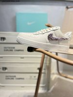 140 耐克 Nike Air Force 1 '07空军一号 百搭休闲运动板鞋。柔软、弹性十足的缓震性能和出色的中底设计，横跨复古与现代的外型结合，造就出风靡