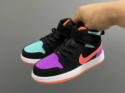 乔一真标头层魔术扣儿童运动鞋 Size：22-37.5码 经典乔丹系列 魔术扣松紧带设计，穿脱自如 中帮款式设计，保护稚嫩脚踝 上脚超级洋气