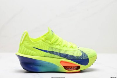 公司级新品发布 Nike Air Zoom Alphafly Next%3 Proto整体采用前作的设计语言，并且对后者的细节进行升级，马拉松和长距离路跑的性能