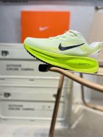 180 Nike Vomero 18 耐克 舒适减震防滑 低帮跑步鞋 全掌Reactx泡绵中底 前掌和后跟还配备了Air Zoom气垫单元 据说跑起来更快更舒适