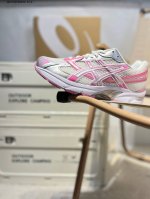 asics Gel-1 亚瑟士经典跑鞋 如今机能风和户外风吹得正劲，便是主打“Urban Outdoor机能越野风格”，城市和户外场景都能轻松应对。关键是跑鞋的