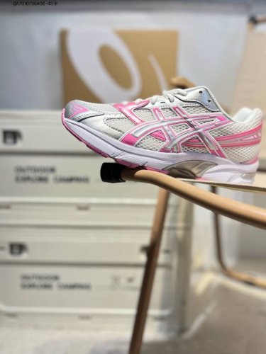 asics Gel-1 亚瑟士经典跑鞋 如今机能风和户外风吹得正劲，便是主打“Urban Outdoor机能越野风格”，城市和户外场景都能轻松应对。关键是跑鞋的