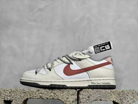 福利特价 放店私 耐克nike Sb Dunk Low 蒸汽木偶 生椰拿铁抽绳绑带运动板鞋#以生椰拿铁为灵感，配色主使用奶白色、粉色，营造简约氛围。解构鞋带增加 - 点击图像关闭