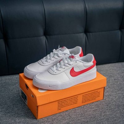 核心私 Nike耐克Court Shot男子运动鞋春季透气轻便运动板鞋 经典网眼 橡胶鞋底 皮面的材质 包裹感很强 但鞋底偏硬 适合日常通勤穿搭 该鞋型延续了传