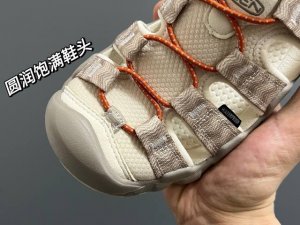 宫格细节图 精致细节做工 专柜同步新款 质感满满 溯溪两穿超实用