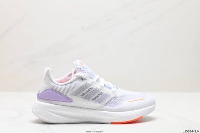 公司级阿迪达斯adidas Pureboost 22爆米花缓震中底跑步鞋。鞋面以织编材质为基底，后及跟脚趾处融全入新设计，通过格网印刷支将撑材料于附鞋面上，既保