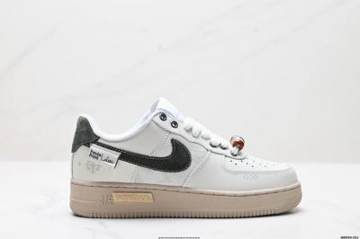 公司级耐克Nike Air Force 1“07空军一号低帮百搭休闲运动板鞋。柔软、弹性十足的缓震性能和出色的中底设计，横跨复古与现代的外型结合，造就出风靡全球