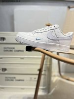 耐克 Nike Air Force 1 '07空军一号 百搭休闲运动板鞋。柔软、弹性十足的缓震性能和出色的中底设计，横跨复古与现代的外型结合，造就出风靡全球三十