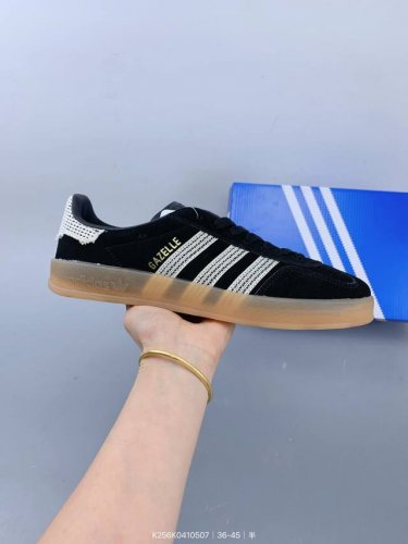 阿迪达斯 Gazelle Indoor 休闲耐磨轻便 低帮 板鞋 这款阿迪达斯运动鞋是 1979年 Gazele Lndoor 运动鞋的复兴，柔软的绒面革和耐用