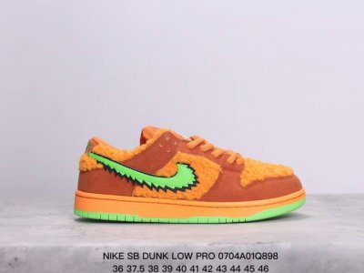 耐克nike Sb Dunk Low Pro Qs发售于 2006 年的 “三只熊” Dunk Sb “Three Bear Pack” 也是本家族颇具辨识度的