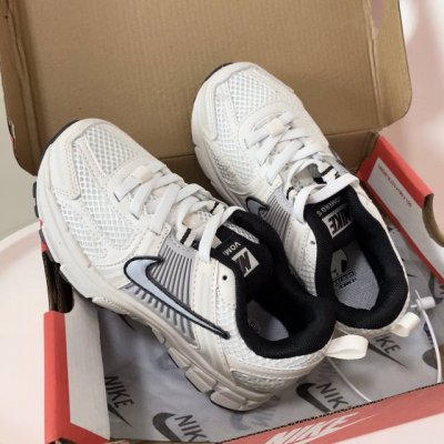 nk V5童鞋26-37.5 这款Nk Zoom Vomero 5儿童运动鞋也太酷了吧满满的复古感，颜值与舒适并存鞋底踩着有弹性缓震效果特别好