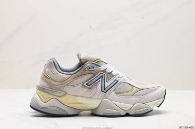 公司级new Balance Nb 9060 鞋款灵感源自设计师本人对夏日的怀日回忆。鞋面大身由空间双格及磨砂鞋面拼接而生，配以柔和、温暖的粉橘色调，夏日氛围拉