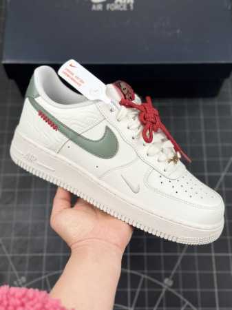 公司级耐克nike Air Force 1‘07低帮蛇年限定白绿本命年鞋子空军一号低帮百搭休闲运动板鞋 柔软、弹性十足的缓震性能和出色的中底设计，横跨复古与现代 - 点击图像关闭