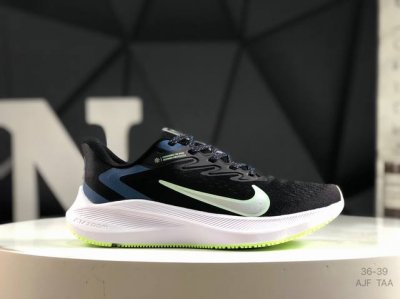 真标 耐克 Nike Zoom Winflo 7代轻质透气休闲运动跑步鞋。采用了后掌气垫 Air-Zoom 的设计，升级中底为Cushlon St，材质上更显得