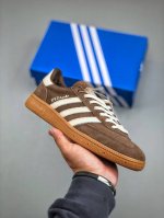 Adidas Handball Spezial 阿迪达斯经典款牛皮复古休闲板鞋 棕白生胶 If6490 原厂原档案开发出品 皮料切割干净无任何毛边 鞋型细节完美