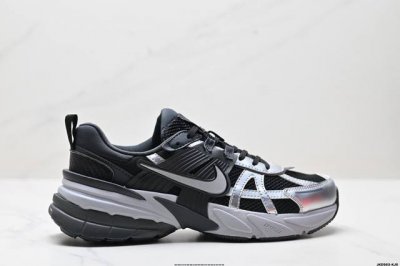 公司级耐克Nike V2K Run跑步鞋复古风潮 网面透气运动鞋 灰银紧致的鞋面材质提供良好的包裹性鞋侧 Swoosh以及鞋头部分搭配增添不少亮点的镀铬细节鞋垫