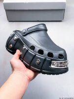 260 balenciaga 巴黎世家最新春夏爆款凉拖 潮男潮女必备的拖鞋，小红书打卡推荐款，时尚博主纷纷上脚大秀，火遍各大社交平台……Balenciaga X