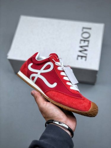 罗意威Loewe Ballet Runner 2.0 Sneakers 芭蕾舞2.0系列阿甘复古风德训薄底百搭休闲运动鞋 采用反绒牛皮革拼接头层皮饰片鞋面材质鞋