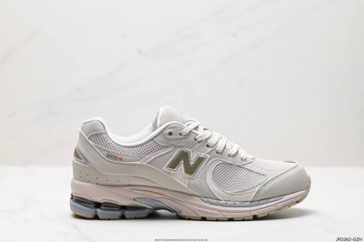 公司级新百伦nb New Balance M L 2R3 网面 复古 老爹鞋 鞋面采用粗糙裁剪的绒面革材质，搭配上泡绵裸露的鞋舌，营造出一种粗犷、解构的美感。在