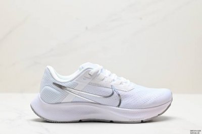 真标耐克nike Air Zoom Pegasus 38 该鞋款出色传承跑者挚爱的贴合度和脚感，搭配全新的前足缓震配置和泡棉，塑就非凡灵敏响应性能，是一款专为日
