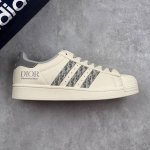 本地 核心私 Adidas Originals Gazelle Indoor X Dior 白灰 联名定制 低帮休闲运动板鞋 采用全新头层拼接皮革材质 后跟采用