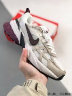 真标带半码！ 耐克 Nike V2K Run跑步鞋 复古风潮 网面透气运动鞋 紧致的鞋面材质提供良好的包裹性 鞋侧 Swoosh以及鞋头部分搭配增添不少亮点的镀