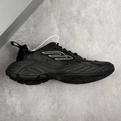 本地570 核心私 【Vg版】Balenciaga巴黎世家16代 Monday 黑色 其前卫的设计、夸张的体积和反光细节赋予其特别的轮廓 采用头层牛皮材质制成，