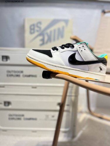 耐克Nike Dunk Low 板鞋Sb系列经典百搭休闲运动板鞋加厚鞋舌的填充，使舒适性大大提升，同时也更方便穿脱中底部分则加入了脚感柔软舒适Zoomair气垫