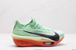 公司级新品发布 Nike Air Zoom Alphafly Next%3 proto整体采用前作的设计语言 并且对后者的细节进行升级 马拉松和长距离路跑的性能